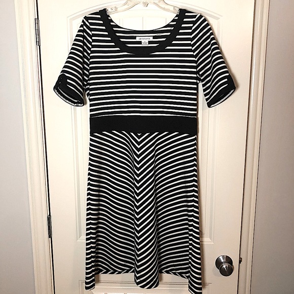 🍃Pick 3/$21- Liz Claiborne Black and White Stripe Fit and Flare Dress- Size 12 - Picture 1 of 5